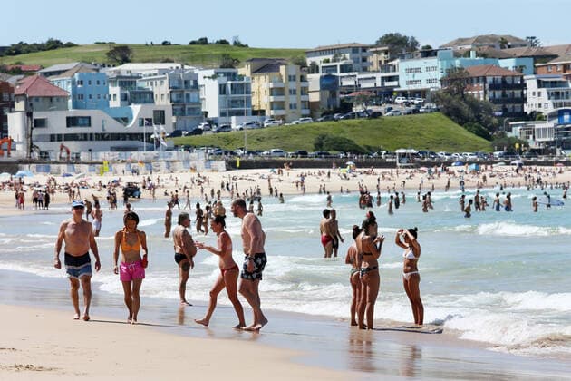 BONDI BEACH SOCIAL DISTANCING RULES, Beachgoers are seen at Bondi Beach despite the threat of Coronavirus (COVID-19) in Sydney, Friday, March 20, 2020. ( NO ARCHIVING, EDITORIAL USE ONLY, NO USE IN BOOKS WITHOUT CONSENT SYDNEY NSW AUSTRALIA  Copyright: xJOHNxFOTIADISx 20200320001458341126