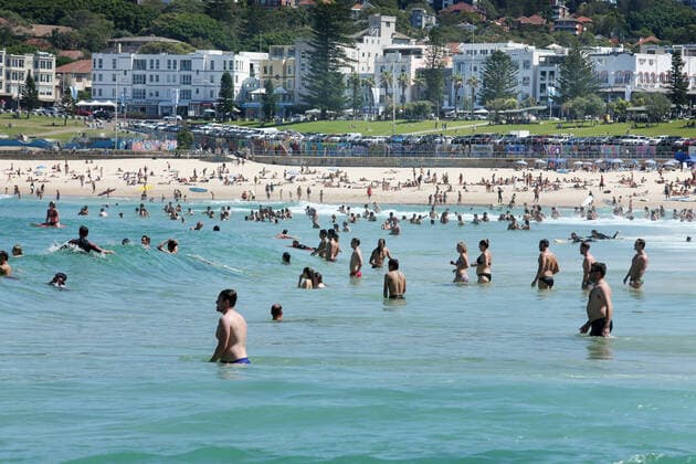 BONDI BEACH SOCIAL DISTANCING RULES, Beachgoers are seen at Bondi Beach despite the threat of Coronavirus (COVID-19) in Sydney, Friday, March 20, 2020. ( NO ARCHIVING, EDITORIAL USE ONLY, NO USE IN BOOKS WITHOUT CONSENT SYDNEY NSW AUSTRALIA  Copyright: xJOHNxFOTIADISx 20200320001458341140