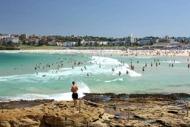 BONDI BEACH SOCIAL DISTANCING RULES, Beachgoers are seen at Bondi Beach despite the threat of Coronavirus (COVID-19) in Sydney, Friday, March 20, 2020. ( NO ARCHIVING, EDITORIAL USE ONLY, NO USE IN BOOKS WITHOUT CONSENT SYDNEY NSW AUSTRALIA  Copyright: xJOHNxFOTIADISx 20200320001458341233
