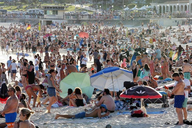 BONDI BEACH SOCIAL DISTANCING RULES, Beachgoers are seen at Bondi Beach despite the threat of Coronavirus (COVID-19) in Sydney, Friday, March 20, 2020. ( NO ARCHIVING, EDITORIAL USE ONLY, NO USE IN BOOKS WITHOUT CONSENT SYDNEY NSW AUSTRALIA  Copyright: xJOHNxFOTIADISx 20200320001458374754