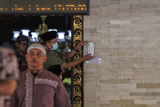 Praying when in Indonesia as Coronavirus (COVID-19) Continues to Spread - 20 March 2020. Indonesian Muslims wearing a face masks during praying at Gedhe Kauman Mosque in Yogyakarta, Indonesia, Friday, March 20, 2020. Hundreds of positive cases, dozens died, due to the Covid-19. The Indonesian government had no plans as yet to introduce lockdown measures in the wake of the Covid-19 pandemic. (Photo by Devi Rahman INA Photo Agency imago images) 
