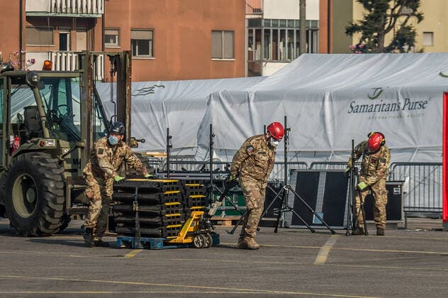 Cremona. Samaritan s Purse American NGO with the help of the Italian Air Force performs the final preparations for the field tents in front of the Cremona Hospital and inauguration with Giulio Gallera (Carlo Cozzoli Fotogramma, Ponte San Pietro - Bergamo - 2020-03-20) p.s. la foto e utilizzabile nel rispetto del contesto in cui e stata scattata, e senza intento diffamatorio del decoro delle persone rappresentate  Copyright: xCarloxCozzolix xFOTOGRAMMAx