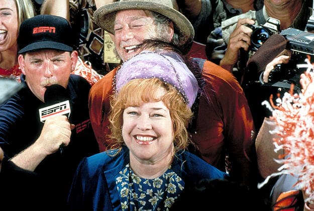 THE WATERBOY, Kathy Bates, 1998, (c) Buena Vista courtesy Everett Collection Buena Vista Pictures Courtesy Everett Collection !ACHTUNG AUFNAHMEDATUM GESCHÃ„TZT! PUBLICATIONXNOTxINxCANxCHNxFRAxITAxJPNxNORxPOLxRUSxESPxUKxUSA Copyright: xBuenaxVistaxPictures CourtesyxEverettxCollectionx MCDWATE EC004