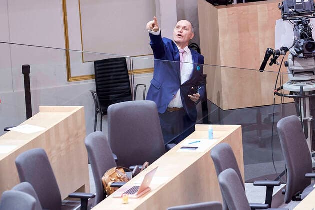 - Wien 20.03.2020 - Parlament Nationalrat Sondersitzung zum Coronavirus - Während der zweiten Sondersitzung innerhalb einer Woche wurden u.a. die im Eiltempo entworfenen Gesetze zur Bekämpfung der Pandemie sowie der wirtschaftlichen Folgen vom österreichischen Parlament beschlossen. Während der Sitzung wurde ein positiver Coronafall unter den Abgeordneten bekannt die Sitzung wurde für eine Stehpräsidiale unterbrochen um danach ganz unterbrochen zu werden für Gespräche in den jeweiligen Parteiklubs. PHOTO: Nationalratspräsident Wolfgang Sobotka (ÖVP) ruft im Plenarsaal nach der Stehpräsidiale alle ÖVP-Abgeordneten zu einer Besprechung zusammen. Vienna (AUSTRIA) - Parliament National Council special session on the corona virus - During the second special session within a week, the laws drafted to combat the pandemic and the economi 