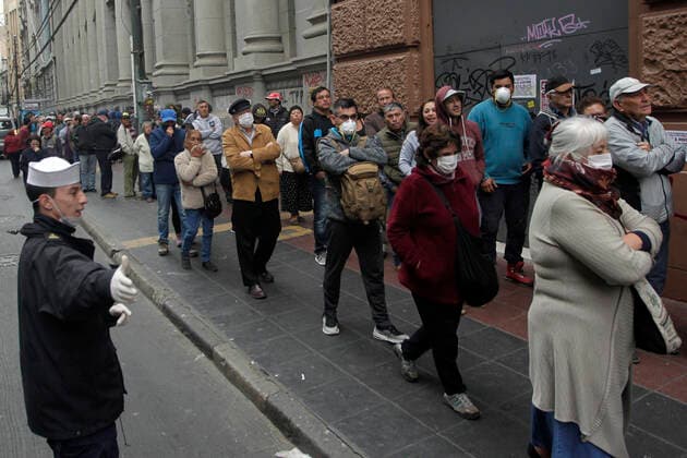 Valparaiso, March 20, 2020 Waiting lines due to restrictions on access to banking and bill payment services due to a coronavirus health emergency Sebastian Cisternas Aton Chile , Valparaiso Chile Aton 406073  Copyright: SEBASTIANxCISTERNAS ATONxCHILE.