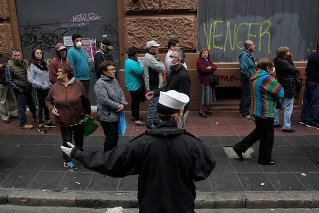Valparaiso, March 20, 2020 Waiting lines due to restrictions on access to banking and bill payment services due to a coronavirus health emergency Sebastian Cisternas Aton Chile , Valparaiso Chile Aton 406074  Copyright: SEBASTIANxCISTERNAS ATONxCHILE.