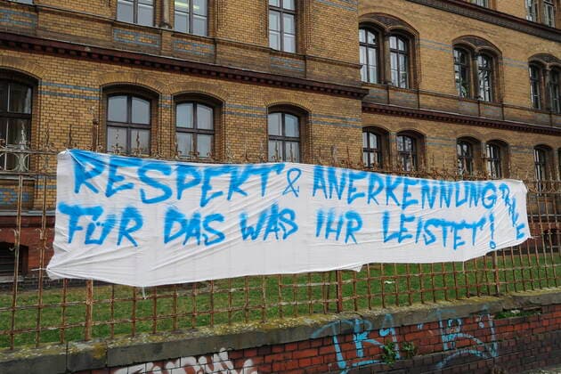 20 03 2020, Berlin, Germany Corona Crisis Photo A banner saying respect and appreciation for what you do hangs on a fence at a hospital site in Berlin