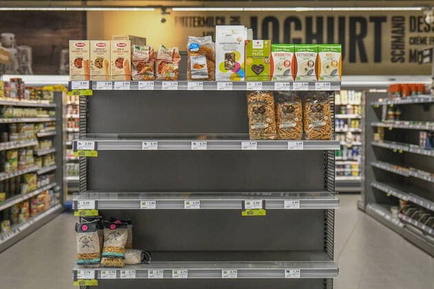 Empty shelves, coronavirus hamster purchases and empty supermarkets everywhere Shelves in Aalen, Bild Products such as toilet paper, cake rolls, noodles, rice or even rusk and durable canned food are sold out in many places Due to the high demand for durable food, empty shelves are often found Aalen Baden Württemberg Germany Aalen Copyright: x xonw-images.de JasonxTschepljakowx