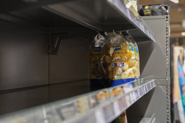 Empty shelves, coronavirus hamster purchases and empty supermarkets everywhere Shelves in Aalen, Bild Products such as toilet paper, cake rolls, noodles, rice or even rusk and durable canned food are sold out in many places Due to the high demand for durable food, empty shelves are often found Aalen Baden Württemberg Germany Aalen Copyright: x xonw-images.de JasonxTschepljakowx