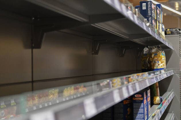 Empty shelves, coronavirus hamster purchases and empty supermarkets everywhere Shelves in Aalen, Bild Products such as toilet paper, cake rolls, noodles, rice or even rusk and durable canned food are sold out in many places Due to the high demand for durable food, empty shelves are often found Aalen Baden Württemberg Germany Aalen Copyright: x xonw-images.de JasonxTschepljakowx