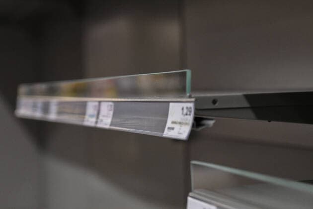 Empty shelves, coronavirus hamster purchases and empty supermarkets everywhere Shelves in Aalen, Bild Products such as toilet paper, cake rolls, noodles, rice or even rusk and durable canned food are sold out in many places Due to the high demand for durable food, empty shelves are often found Aalen Baden Württemberg Germany Aalen Copyright: x xonw-images.de JasonxTschepljakowx