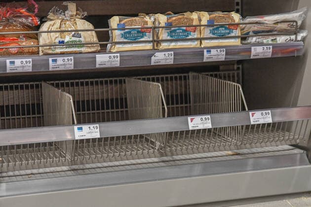 Empty shelves, coronavirus hamster purchases and empty supermarkets everywhere Shelves in Aalen, Bild Products such as toilet paper, cake rolls, noodles, rice or even rusk and durable canned food are sold out in many places Due to the high demand for durable food, empty shelves are often found Aalen Baden Württemberg Germany Aalen Copyright: x xonw-images.de JasonxTschepljakowx