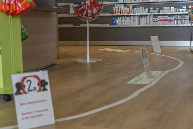 Coronavirus in pharmacies, A pharmacy in Aalen Customers should keep a minimum distance Aalen Baden Württemberg Germany Aalen Copyright: x xonw-images.de JasonxTschepljakowx