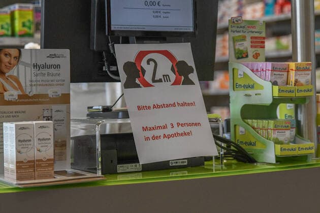 Coronavirus in pharmacies, A pharmacy in Aalen Customers should keep a minimum distance Aalen Baden Württemberg Germany Aalen Copyright: x xonw-images.de JasonxTschepljakowx