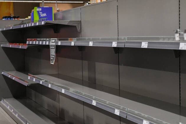 Empty shelves, coronavirus hamster purchases and empty supermarkets everywhere Shelves in Aalen, Bild Products such as toilet paper, cake rolls, noodles, rice or even rusk and durable canned food are sold out in many places Due to the high demand for durable food, empty shelves are often found Aalen Baden Württemberg Germany Aalen Copyright: x xonw-images.de JasonxTschepljakowx