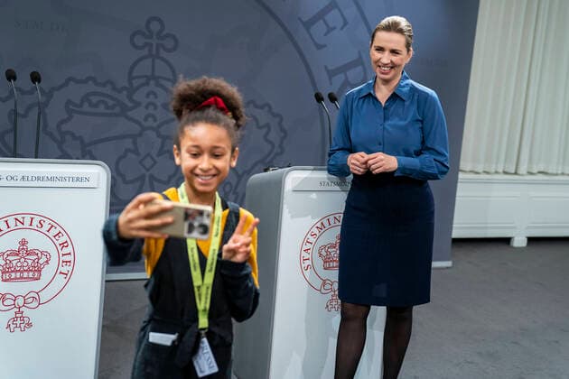 Bilder des Jahres 2020, News 03 März News Bilder des Tages Boernerapporter Emilia Ousmane Ionesco fra Boerneavisen. Statsminister Mette Frederiksen (S) holder boerne-pressemoede, hvor hun svarer paa spoergsmaal fra boern om coronavirus og COVID-19 fredag den 20. marts 2020. Den svaereste beslutning var at lukke Danmark foer andre lande, siger statsministeren til boernereporter, der ogsaa spurgte til udgangsforbud, som ikke blev afvist. Det skriver Ritzau, fredag den 20. marts 2020.. , Denmark *** Boer Reports Emilia Ousmane Ionesco of the Childrens newspaper Prime Minister Mette Frederiksen S holds the children press meeting, where she answers questions from the children about coronavirus and COVID 19 on Friday, March 20, 2020 The most difficult decision was to close Denmark before other countries, to curfew that was not rejected Ritzau writes, Friday, March 20, 2020, Denmark,  Copyright: MartinxSylvestx COP777 spdk20200320-154110-L