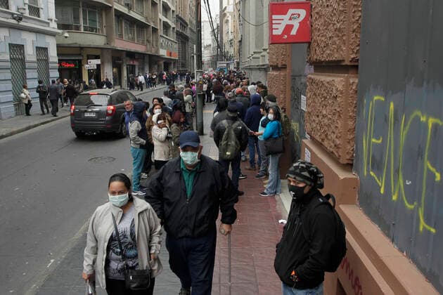 Valparaiso, March 20, 2020 Waiting lines due to restrictions on access to banking and bill payment services due to a coronavirus health emergency Sebastian Cisternas Aton Chile , Valparaiso Chile Aton 406097  Copyright: SEBASTIANxCISTERNAS ATONxCHILE.
