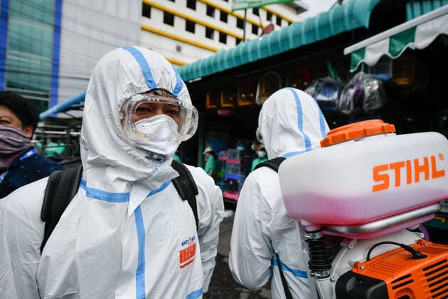 News Bilder des Tages March 20, 2020, Bangkok, Thailand: Workers dressed in protective suites as a preventive measure against the spread of Coronavirus at the Chatuchak Weekend Market in Bangkok..Thailand has so far reported 322 cases of COVID-19 coronavirus with most of the cases reported in the Capital city of Bangkok. Bangkok Thailand - ZUMAs197 20200320_zaa_s197_030 Copyright: xAmpholxThongmueangluangx