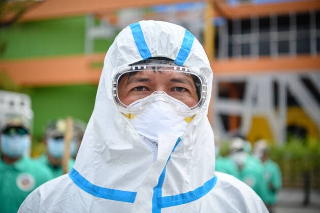 March 20, 2020, Bangkok, Thailand: A worker dressed in protective suite as a preventive measure against the spread of Coronavirus at the Chatuchak Weekend Market in Bangkok..Thailand has so far reported 322 cases of COVID-19 coronavirus with most of the cases reported in the Capital city of Bangkok. Bangkok Thailand - ZUMAs197 20200320_zaa_s197_035 Copyright: xAmpholxThongmueangluangx