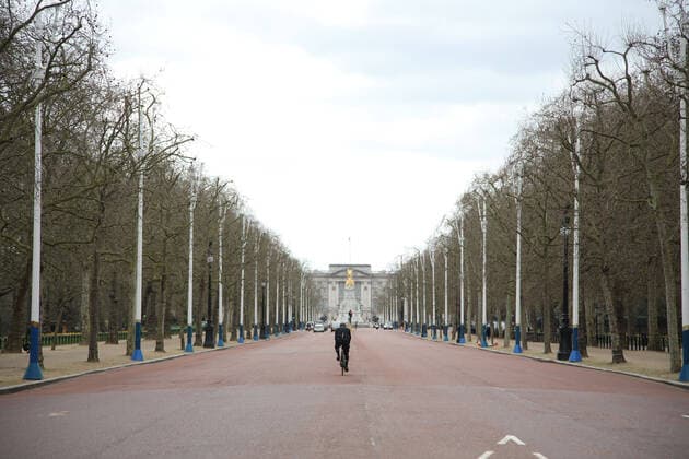 News Bilder des Tages A cyclist cycles along The Mall on a very quiet Friday as few people and tourists venture out. The COVID-19 Coronavirus pandemic crisis continues, and although there is no lockdown in London, some changes to public transport have been made as there seems to be fewer people and tourists moving around the city. COVID-19 Coronavirus crisis, London, UK on March 20, 2020 