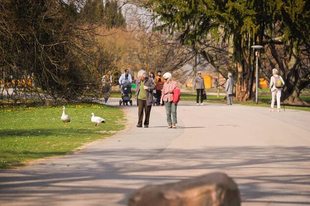 Corona Virus Park Killesberg Many people go out for a walk and enjoy the sunny weather and the spring temperature Safety distance between people is maintained Crowds of more than three people are no longer allowed in public places in Baden Württemberg for the time being The declared Minister President Winfried Kretschmann Stuttgart Baden Wuerttemberg Germany Copyright: xMaxxKovalenkox