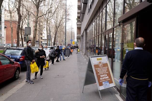 Milan, Coronavirus, long queue at the Tigros Supermarket in Via Giambellino, respecting the regulations against coronavirus (Duilio Piaggesi Fotogramma, Milan - 2020-03-20) p.s. la foto e utilizzabile nel rispetto del contesto in cui e stata scattata, e senza intento diffamatorio del decoro delle persone rappresentate  Copyright: xDuilioxPiaggesix xFOTOGRAMMAx