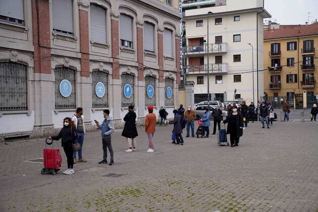 Milan, Coronavirus, Crowd of people at the Lidl Supermarket in Via Giambellino, respecting the regulations against coronavirus (Duilio Piaggesi Fotogramma, Milan - 2020-03-20) p.s. la foto e utilizzabile nel rispetto del contesto in cui e stata scattata, e senza intento diffamatorio del decoro delle persone rappresentate  Copyright: xDuilioxPiaggesix xFOTOGRAMMAx