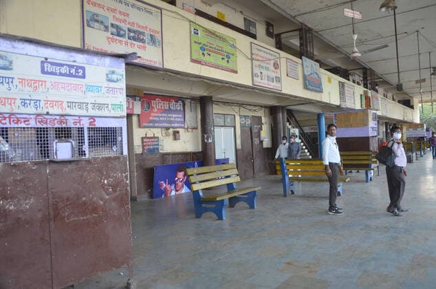 India: Curfew after COVID-19 positive cases The vacant booking and enquire counters at Roadways bus stand as the number of passengers has fallen owing to panic and advisories against coronavirus in Bhilwara. Rajasthan Government declared curfew in the city after six tested postive for COVID-19 to prevent further spread of the disease. Bhilwara Rajashan India Copyright: SumitxSaraswat