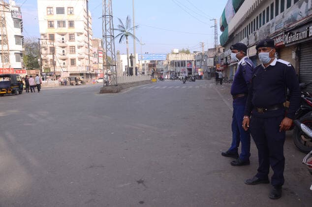 India: Curfew after COVID-19 positive cases Police personnel wearing masks as a preventive measure against coronavirus pandemic in Bhilwara. Rajasthan Government declared curfew in the city after six tested postive for COVID-19 to prevent further spread of the disease. Bhilwara Rajashan India Copyright: SumitxSaraswat