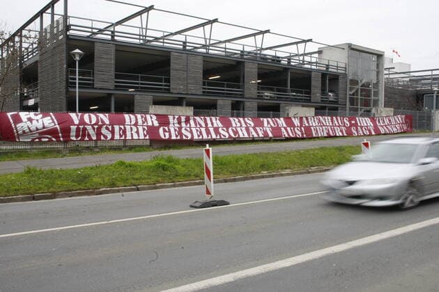20 03 2020, Erfurt Football fans of FC Rot Weiß Erfurt, FanSzene Erfurt, have put up a banner with the words From the clinic to the department store . You distinguish our company from Erfurt say thank you to the car park of the Erfurt Helios Clinic Erfurt and thank everyone who is helping to overcome the Corona crisis.