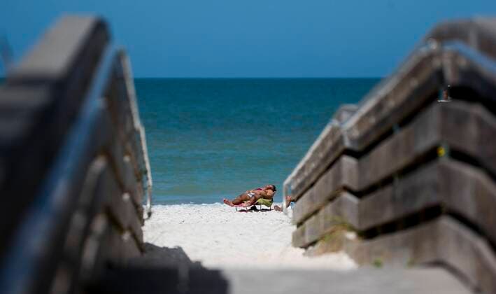 March 20, 2020, St. Petersburg, Florida, USA: The scene of the beach looking out from the 8th Avenue Beach Access Park on Indian Rocks Beach, Friday, March 20, 2020 in Indian Rocks Beach. Pinellas County has announced that all public beaches will close tonight at 11:59 p.m. St. Petersburg USA - ZUMAs70_ 20200320_zan_s70_008 Copyright: xDirkxShaddx