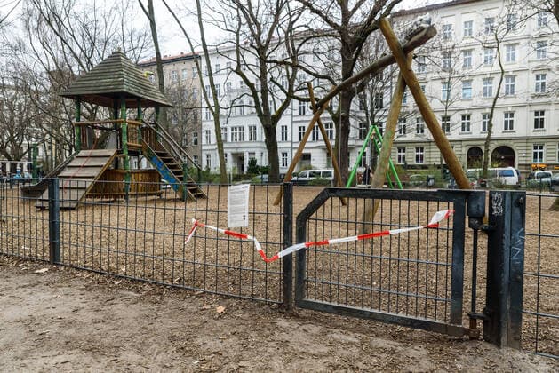 Playground in Berlin Kreuzberg closed due to Covid 19 In order to slow down a further erratic spread of the Covid 19 virus, the district of Kreuzberg Friedrichshain has also closed its playgrounds indefinitely as of today, 20 March 2020, Berlin Berlin Deutschland Kreuzberg