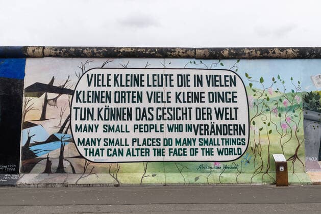 The East Side Gallery at the time of Covid 19 The East Side Gallery, where otherwise hundreds of passers-by are on the move at this time of the year, hardly visited The coronavirus and the associated infection protection measures ensure that places that are otherwise so heavily frequented appear to be extinct The slogan on this piece of the Wall could well fit the current corona crisis, Berlin Berl