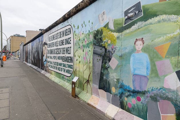 The East Side Gallery at the time of Covid 19 The East Side Gallery, where otherwise hundreds of passers-by are on the move at this time of year, hardly visited The coronavirus and the associated infection protection measures ensure that places that are otherwise so heavily frequented appear to be extinct , Berlin Berlin Germany Friedrichshain