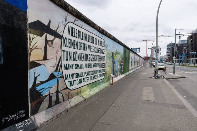 The East Side Gallery at the time of Covid 19 The East Side Gallery, where otherwise hundreds of passers-by are on the move at this time of year, hardly visited The coronavirus and the associated infection protection measures ensure that places that are otherwise so heavily frequented appear to be extinct , Berlin Berlin Germany Friedrichshain