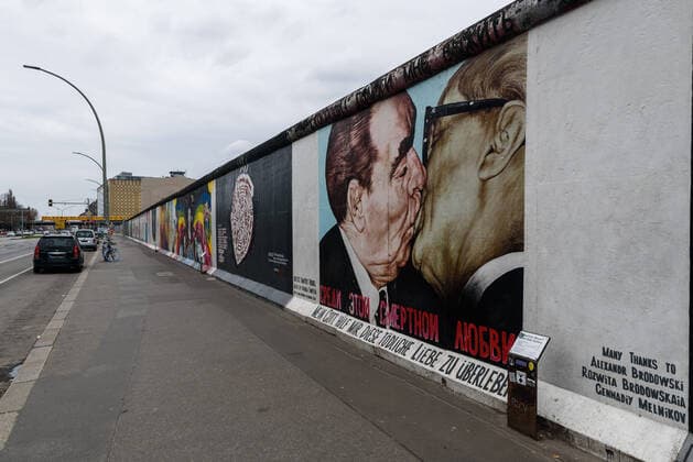 The East Side Gallery at the time of Covid 19 The East Side Gallery, where otherwise hundreds of passers-by are on the move at this time of year, hardly visited The coronavirus and the associated infection protection measures ensure that places that are otherwise so heavily frequented appear to be extinct , Berlin Berlin Germany Friedrichshain