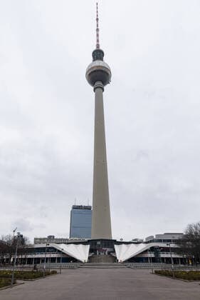 The television tower at the time of Covid 19 The square around the Berlin television tower, where otherwise hundreds of passers-by are on the move at this time of year, hardly visited The coronavirus and the associated infection protection measures ensure that places that are otherwise so heavily frequented appear to be extinct, Berlin Berlin Deutschland Mitte