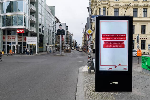 The Checkpoint Charlie at the time of Covid 19 The Berlin Checkpoint Charlie, where otherwise hundreds of passers-by are on the move at this time of year, hardly visited The coronavirus and the associated infection protection measures ensure that places that are otherwise so heavily frequented appear to be extinct, Berlin Berlin Deutschland Mitte