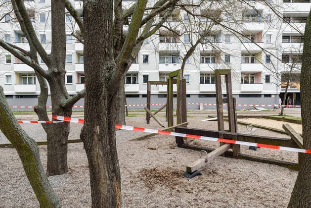 Playground in Berlin Kreuzberg closed due to Covid 19 In order to slow down a further erratic spread of the Covid 19 virus, the district of Kreuzberg Friedrichshain has also closed its playgrounds indefinitely as of today, 20 March 2020, Berlin Berlin Deutschland Kreuzberg
