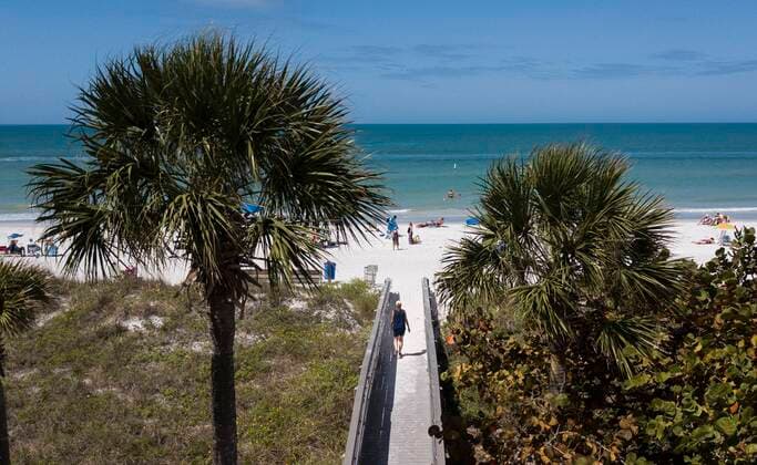 March 20, 2020, St. Petersburg, Florida, USA: The scene of the beach looking out from the 8th Avenue Beach Access Park on Indian Rocks Beach, Friday, March 20, 2020 in Indian Rocks Beach. Pinellas County has announced that all public beaches will close tonight at 11:59 p.m. St. Petersburg USA - ZUMAs70_ 20200320_zan_s70_012 Copyright: xDirkxShaddx