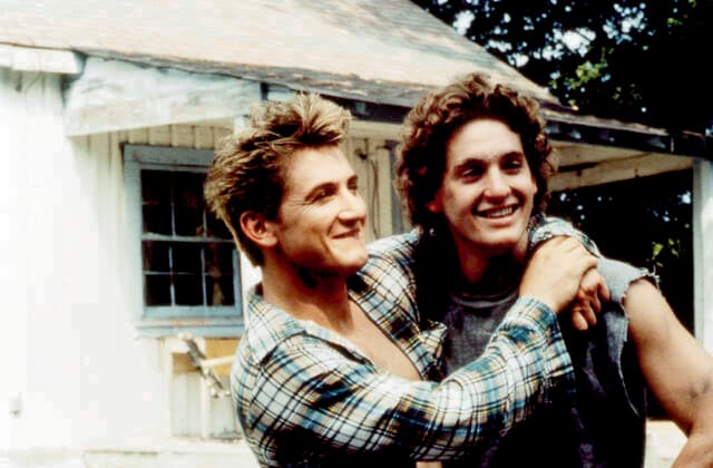 AT CLOSE RANGE, Sean Penn, Christopher Penn, 1986. (c) Orion Pictures Courtesy: Everett Collection. Orion Pictures Corp Courtesy Everett Collection !ACHTUNG AUFNAHMEDATUM GESCHÃ„TZT! PUBLICATIONXNOTxINxCANxCHNxFRAxITAxJPNxNORxPOLxRUSxESPxUKxUSA Copyright: xOrionxPicturesxCorp CourtesyxEverettxCollectionx MSDATCL EC015