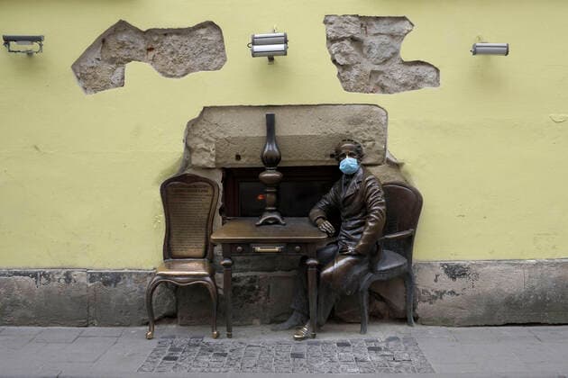 Bilder des Jahres 2020, News 03 März News Bilder des Tages LVIV, UKRAINE - MARCH 20, 2020 - Monument is seen in a medical mask in the Virmenska Street during the quarantine, Lviv, western Ukraine. Quarantine in Lviv  Copyright: xMarkiianxLyseikox