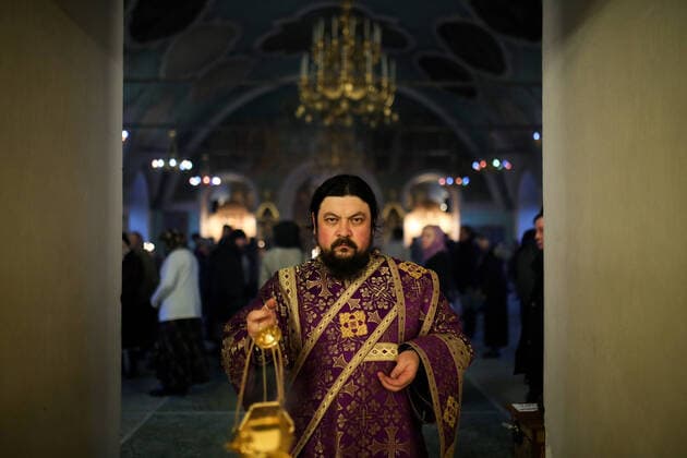 News Bilder des Tages MOSCOW, RUSSIA - MARCH 20, 2020: A priest during an evening service at the Vysokopetrovsky Monastery. Starting from March 18 monks conduct a religious procession and spray holy water after the evening service at the monastery amid the coronavirus pandemic. Sergei Bobylev TASS  TS0D2ED3