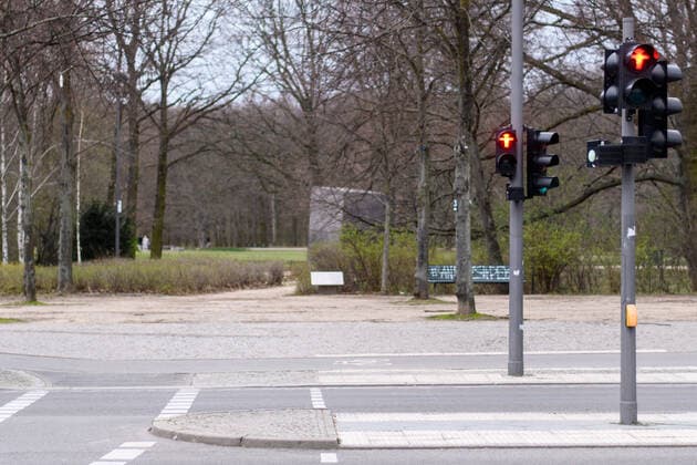 Coronavirus, Impressions from Berlin Germany, Berlin 20 03 2020 The picture shows a red traffic light and empty streets Berlin Berlin Germany