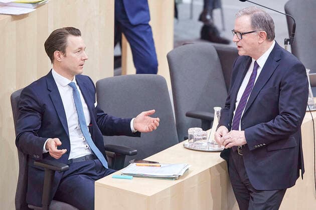 - Wien 20.03.2020 - Parlament Nationalrat Sondersitzung zum Coronavirus - Während der zweiten Sondersitzung innerhalb einer Woche wurden u.a. die im Eiltempo entworfenen Gesetze zur Bekämpfung der Pandemie sowie der wirtschaftlichen Folgen vom österreichischen Parlament beschlossen. Während der Sitzung wurde ein positiver Coronafall unter den Abgeordneten bekannt die Sitzung wurde für eine Stehpräsidiale unterbrochen um danach ganz unterbrochen zu werden für Gespräche in den jeweiligen Parteiklubs. PHOTO: der ÖVP-Abgeordnete und WKO-Vizepräsident Karlheinz Kopf (R) im Gespräch mit Finanzminister Gernot Blümel (L ÖVP). Vienna (AUSTRIA) - Parliament National Council special session on the corona virus - During the second special session within a week, the laws drafted to combat the pandemic and the economic consequences, which were 
