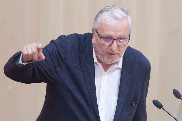 - Wien 20.03.2020 - Parlament Nationalrat Sondersitzung zum Coronavirus - Während der zweiten Sondersitzung innerhalb einer Woche wurden u.a. die im Eiltempo entworfenen Gesetze zur Bekämpfung der Pandemie sowie der wirtschaftlichen Folgen vom österreichischen Parlament beschlossen. Während der Sitzung wurde ein positiver Coronafall unter den Abgeordneten bekannt die Sitzung wurde für eine Stehpräsidiale unterbrochen um danach ganz unterbrochen zu werden für Gespräche in den jeweiligen Parteiklubs. PHOTO: Christoph Matznetter (SPÖ). Vienna (AUSTRIA) - Parliament National Council special session on the corona virus - During the second special session within a week, the laws drafted to combat the pandemic and the economic consequences, which were drafted in a very short time, were passed by the Austrian parliament. During the meetin 