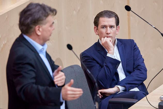 - Wien 20.03.2020 - Parlament Nationalrat Sondersitzung zum Coronavirus - Während der zweiten Sondersitzung innerhalb einer Woche wurden u.a. die im Eiltempo entworfenen Gesetze zur Bekämpfung der Pandemie sowie der wirtschaftlichen Folgen vom österreichischen Parlament beschlossen. Während der Sitzung wurde ein positiver Coronafall unter den Abgeordneten bekannt die Sitzung wurde für eine Stehpräsidiale unterbrochen um danach ganz unterbrochen zu werden für Gespräche in den jeweiligen Parteiklubs. PHOTO: Vizekanzler Werner Kogler (L Grüne) und Bundeskanzler Sebastian Kurz (R ÖVP). Vienna (AUSTRIA) - Parliament National Council special session on the corona virus - During the second special session within a week, the laws drafted to combat the pandemic and the economic consequences, which were drafted in a very short time, were p 