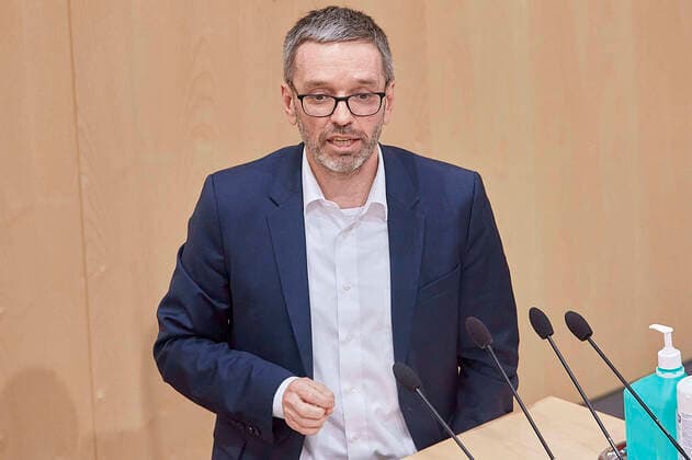- Wien 20.03.2020 - Parlament Nationalrat Sondersitzung zum Coronavirus - Während der zweiten Sondersitzung innerhalb einer Woche wurden u.a. die im Eiltempo entworfenen Gesetze zur Bekämpfung der Pandemie sowie der wirtschaftlichen Folgen vom österreichischen Parlament beschlossen. Während der Sitzung wurde ein positiver Coronafall unter den Abgeordneten bekannt die Sitzung wurde für eine Stehpräsidiale unterbrochen um danach ganz unterbrochen zu werden für Gespräche in den jeweiligen Parteiklubs. PHOTO: geschäftführender FPÖ-Klubobmann Herbert Kickl . Vienna (AUSTRIA) - Parliament National Council special session on the corona virus - During the second special session within a week, the laws drafted to combat the pandemic and the economic consequences, which were drafted in a very short time, were passed by the Austrian parliamen 
