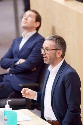 - Wien 20.03.2020 - Parlament Nationalrat Sondersitzung zum Coronavirus - Während der zweiten Sondersitzung innerhalb einer Woche wurden u.a. die im Eiltempo entworfenen Gesetze zur Bekämpfung der Pandemie sowie der wirtschaftlichen Folgen vom österreichischen Parlament beschlossen. Während der Sitzung wurde ein positiver Coronafall unter den Abgeordneten bekannt die Sitzung wurde für eine Stehpräsidiale unterbrochen um danach ganz unterbrochen zu werden für Gespräche in den jeweiligen Parteiklubs. PHOTO: geschäftführender FPÖ-Klubobmann Herbert Kickl Bundeskanzler Sebastian Kurz (L ÖVP). Vienna (AUSTRIA) - Parliament National Council special session on the corona virus - During the second special session within a week, the laws drafted to combat the pandemic and the economic consequences, which were drafted in a very short time 