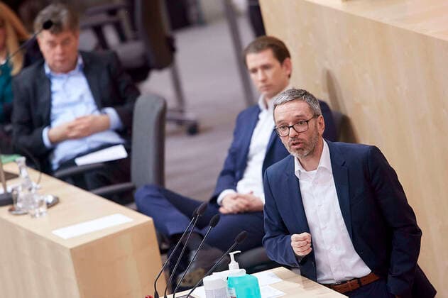 - Wien 20.03.2020 - Parlament Nationalrat Sondersitzung zum Coronavirus - Während der zweiten Sondersitzung innerhalb einer Woche wurden u.a. die im Eiltempo entworfenen Gesetze zur Bekämpfung der Pandemie sowie der wirtschaftlichen Folgen vom österreichischen Parlament beschlossen. Während der Sitzung wurde ein positiver Coronafall unter den Abgeordneten bekannt die Sitzung wurde für eine Stehpräsidiale unterbrochen um danach ganz unterbrochen zu werden für Gespräche in den jeweiligen Parteiklubs. PHOTO: der geschäftsführende FPÖ-Klubobmann Herbert Kickl (R), Bundeskanzler Sebastian Kurz (2vL ÖVP), Vizekanzler Werner Kogler (L GRÜNE) . Vienna (AUSTRIA) - Parliament National Council special session on the corona virus - During the second special session within a week, the laws drafted to combat the pandemic and the economic conseq 